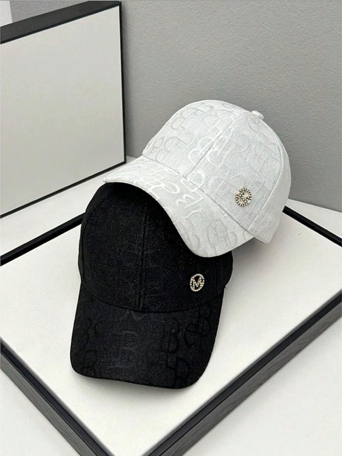VORTEXA™ Monogram Cap – Minimalistische Unisex Baseball Cap mit Signature Design