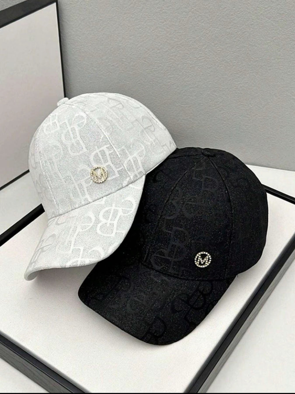 VORTEXA™ Monogram Cap – Minimalistische Unisex Baseball Cap mit Signature Design
