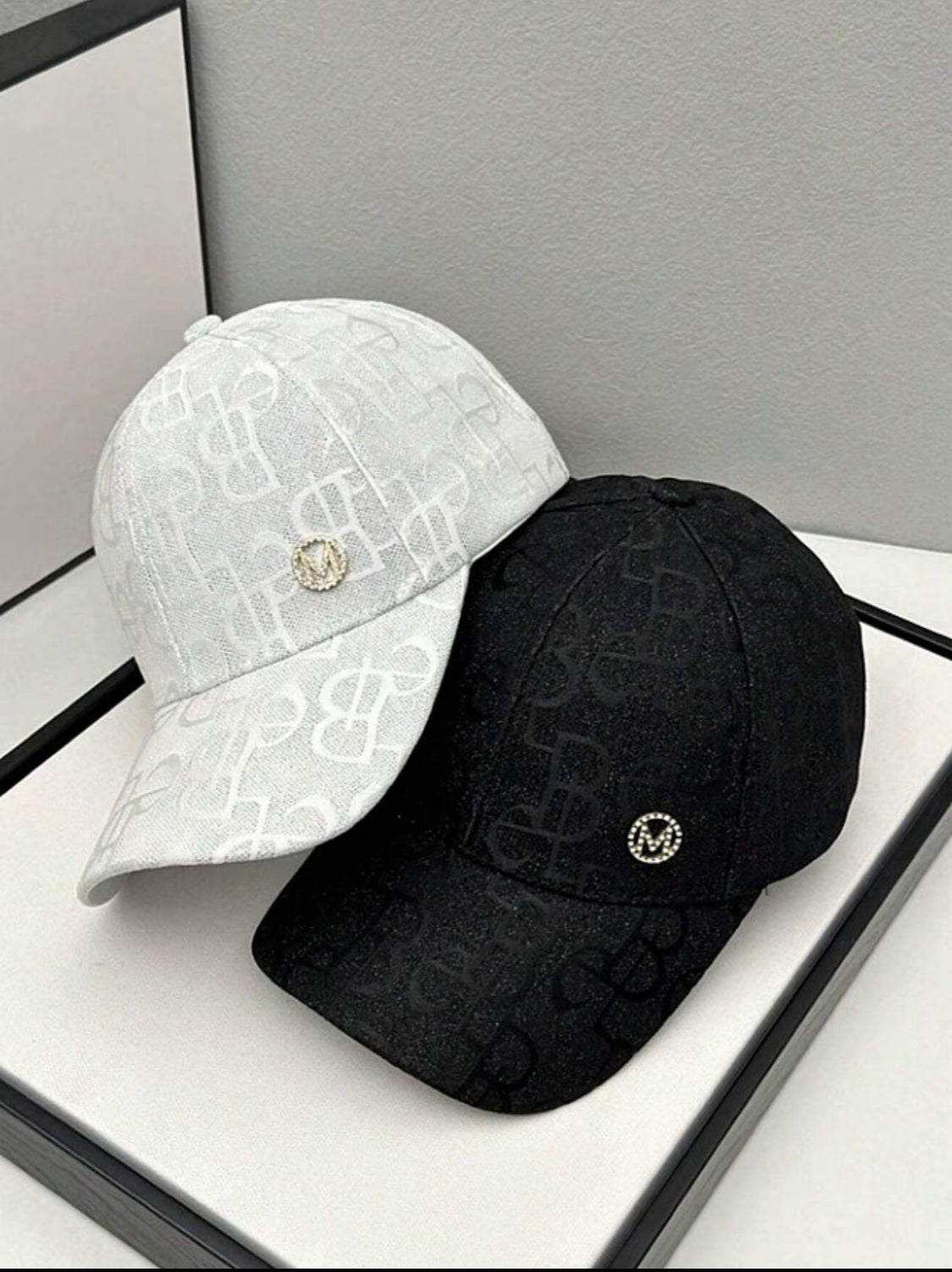 VORTEXA™ Monogram Cap – Minimalistische Unisex Baseball Cap mit Signature Design